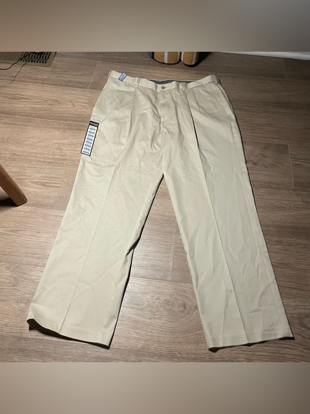 NWT Haggar Men's 38x32 Classic Fit Pleated No Iron Khaki Pants Beige 38W 32L